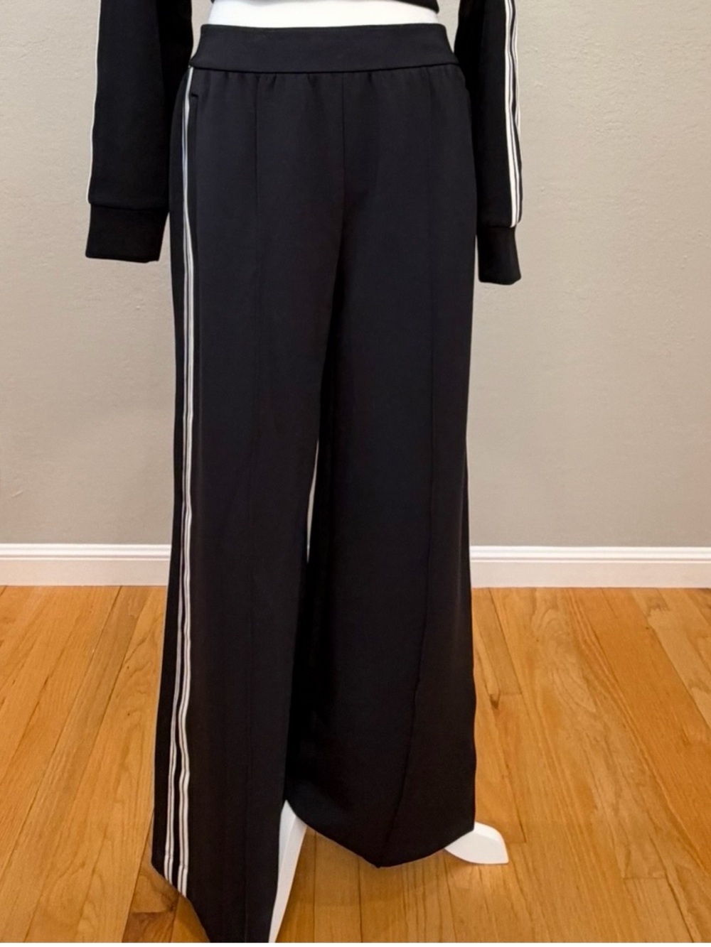 ALO Yoga Track Star Wide Leg Pant Regular Black Size Small NWT Track Pants